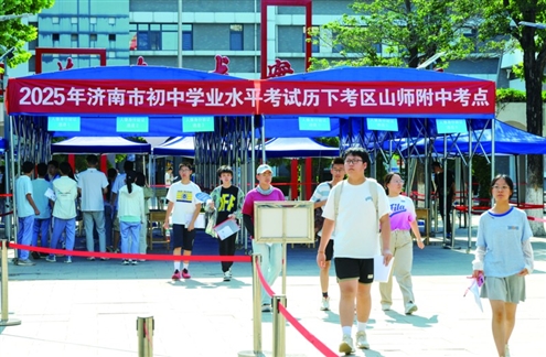 9所高中“没吃饱”剩832个计划。图为今年中考前夕,考生提前看考点。记者 赵天羿 摄